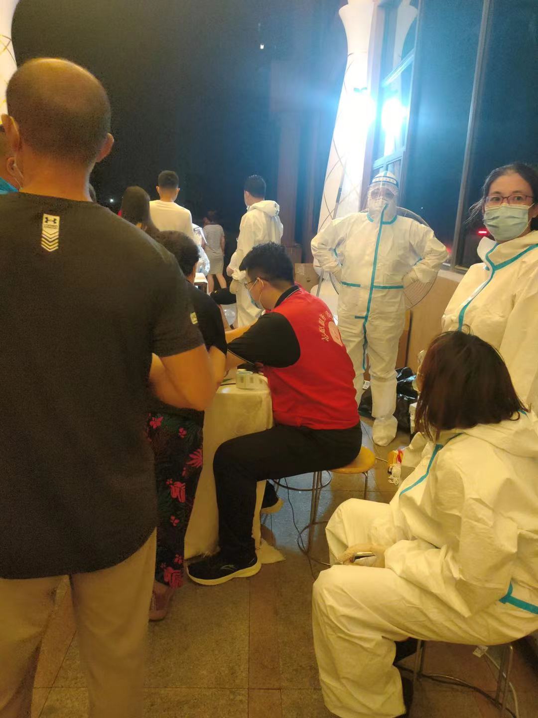 凌晨排隊(duì)核酸檢測現(xiàn)場